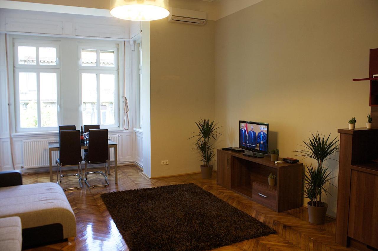 Five Season'S Apartment Budapest Room photo